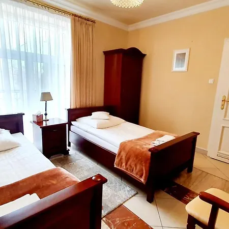 Bthouse, Goscinne Varšava