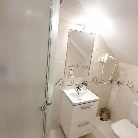 Bthouse, Goscinne Varšava