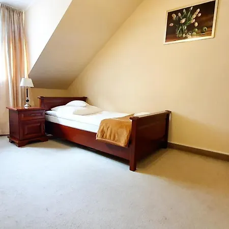 Bthouse, Goscinne Varšava