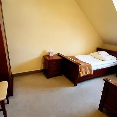 Bthouse, Goscinne Varšava