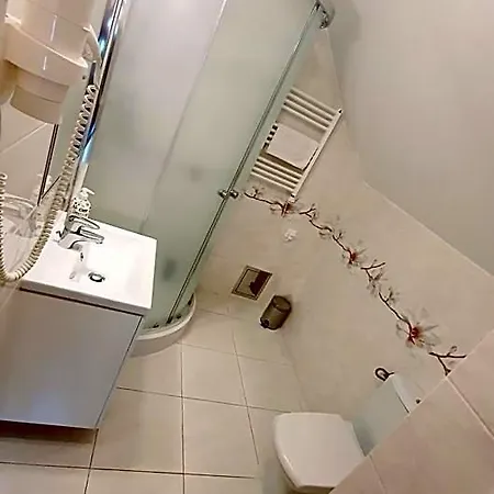 Bthouse, Goscinne Varšava