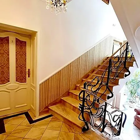 Bthouse, Goscinne