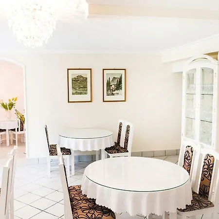 Bthouse, Goscinne Couette-café *